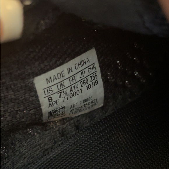 Yeezy 350 V2 in Black Static (reflective) and Cream - Picture 5 of 9